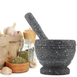 Vitlökskvarn i plast - köksredskap för att mala kryddor och örter