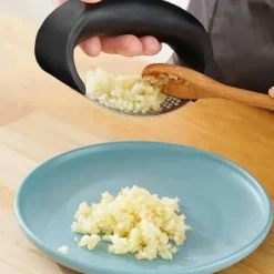 Vitlökspress i Stål – Garlic Press Handtag – Svart