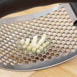 Vitlökspress i Stål – Garlic Press Handtag – Svart