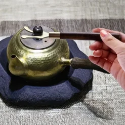 Värmeisolerande teklämma gaffel med trähandtag - gjutjärnshuvud