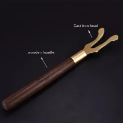 Värmeisolerande teklämma gaffel med trähandtag - gjutjärnshuvud