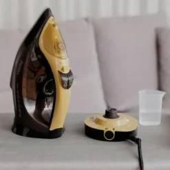 ZEEGMA Ironee - Sladdlös strykjärn - Horisontell och vertikal ångstrykning - 2600 W - Avkalkningssystem - Keramisk sål - Svart